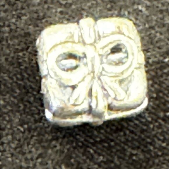 Pandora Silver Gift Box with Bow Charm - Picture 3 of 9